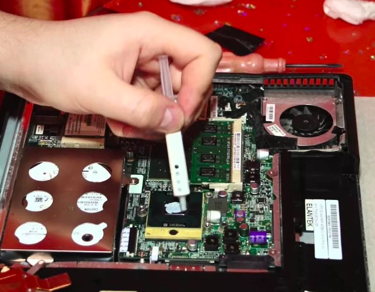 Чистка ноутбука от пыли и замена термопасты Чистка ноутбука от пыли и замена термопасты в Междуреченске